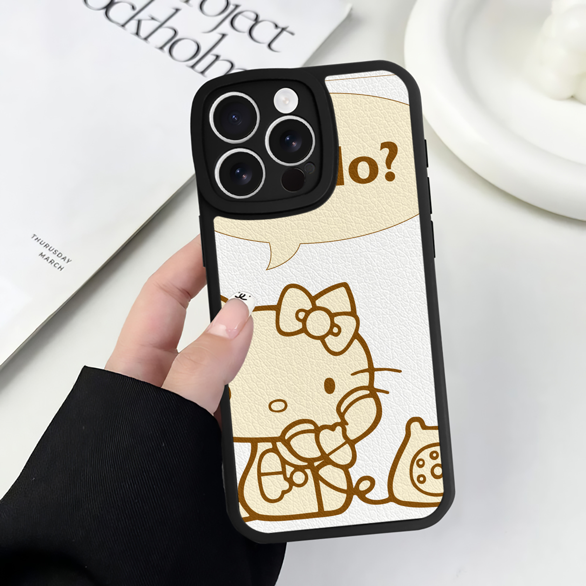 （画像用） Hello Kitty ハローキティ 【iPhone 16シリーズ対応】シリコンスマホケース（レザー調） 材質：シリコン